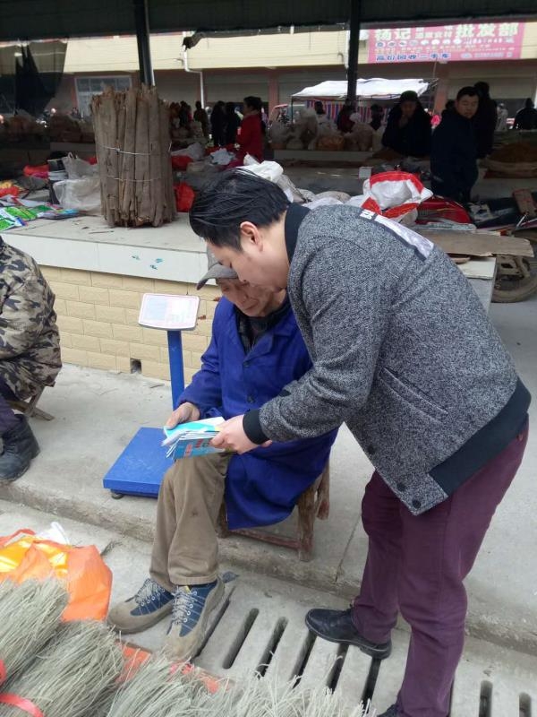 图片五 向摊主发放宣传资料.jpg