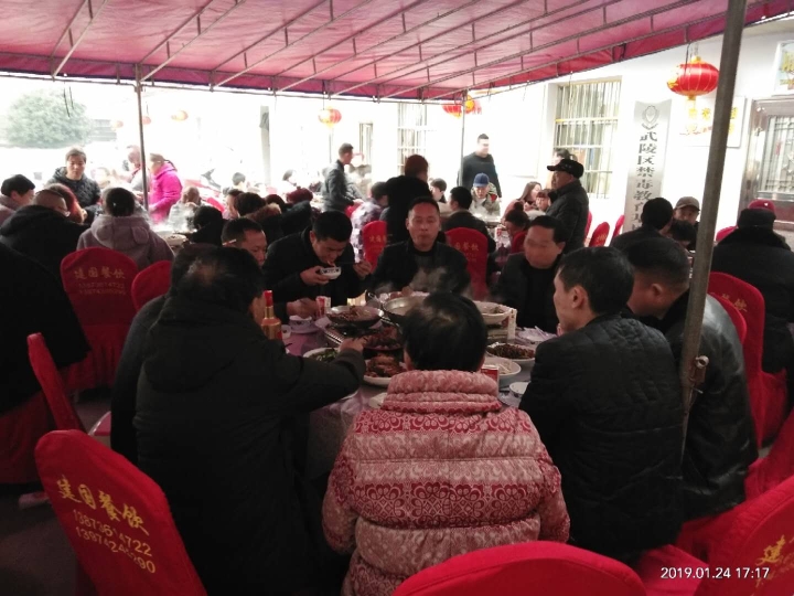 社区团年饭2.jpg