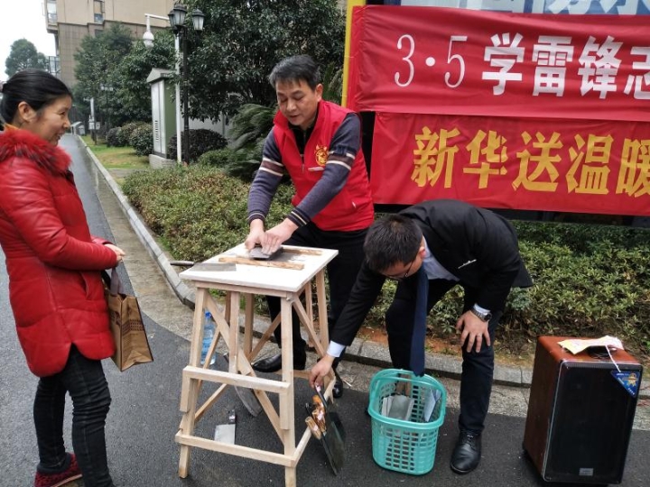 志愿者为小区居民磨刀.jpg