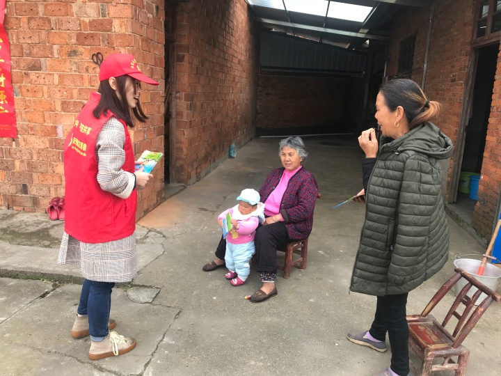 图片三 志愿者在走访入户中向群众讲解扫黑除恶法律知识.jpg