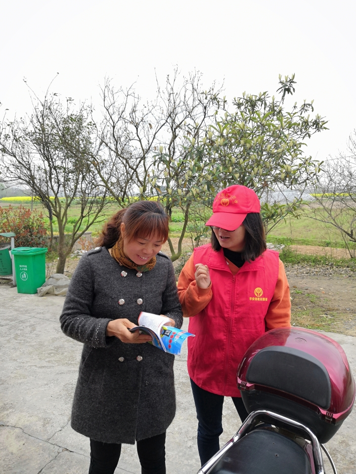 图片二 志愿者在走访入户中向群众讲解扫黑除恶法律知识.jpg