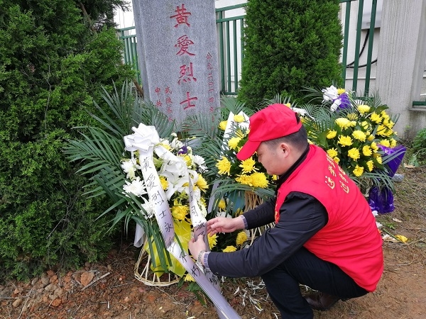 向黄爱烈士墓敬献花篮.jpg