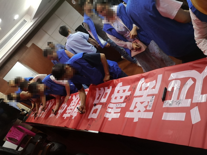 图为社区服刑人员签字现场.jpg