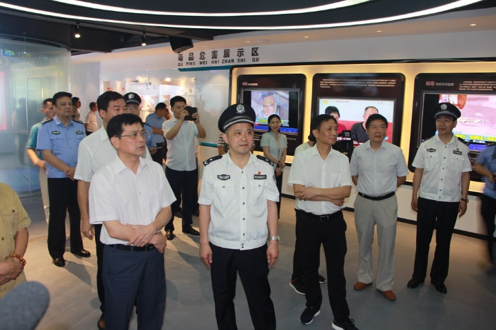 市委副书记朱水平等市领导参观禁毒教育馆.jpg